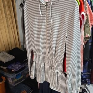 ANDRÉE BY UNIT Gray and White Striped Zip Hoodie